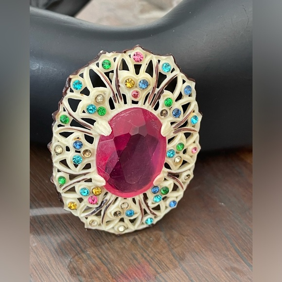 Jewelry - Vintage lucite /resin brooch